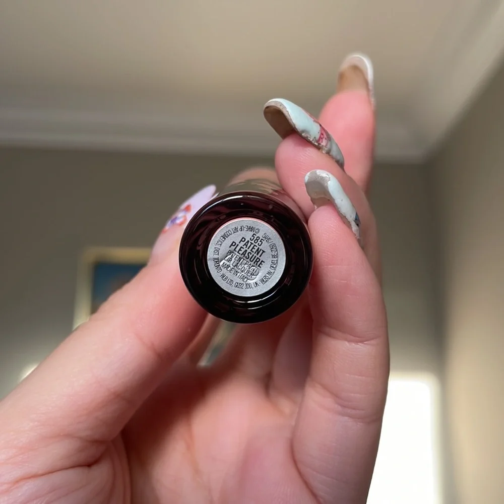 MAC *PATENT PLEASURE* Patent Paint Laquer